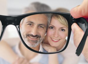 Pareja de personas enfocadas mejor con el uso de lentes para presbicia o vista cansada