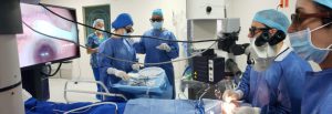 Oftalmólogos de salauno utilizando la novedosa tecnología de la cirugía 3D tridimensional en sus pacientes.