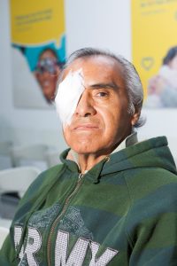 Paciente con parche en el ojo después de cirugía de catarata
