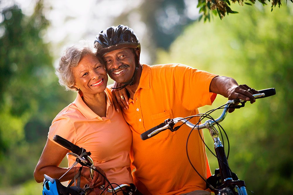 Una pareja hace ejercicio manejando bicicleta para cuidar su vista
