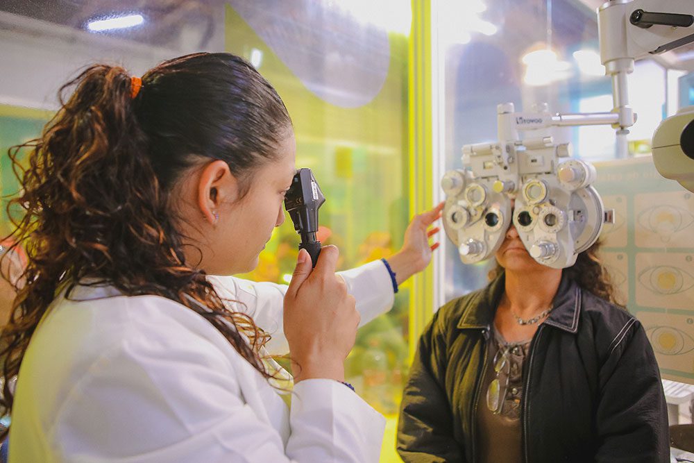 Optometrista realizando un examen de la vista en salauno
