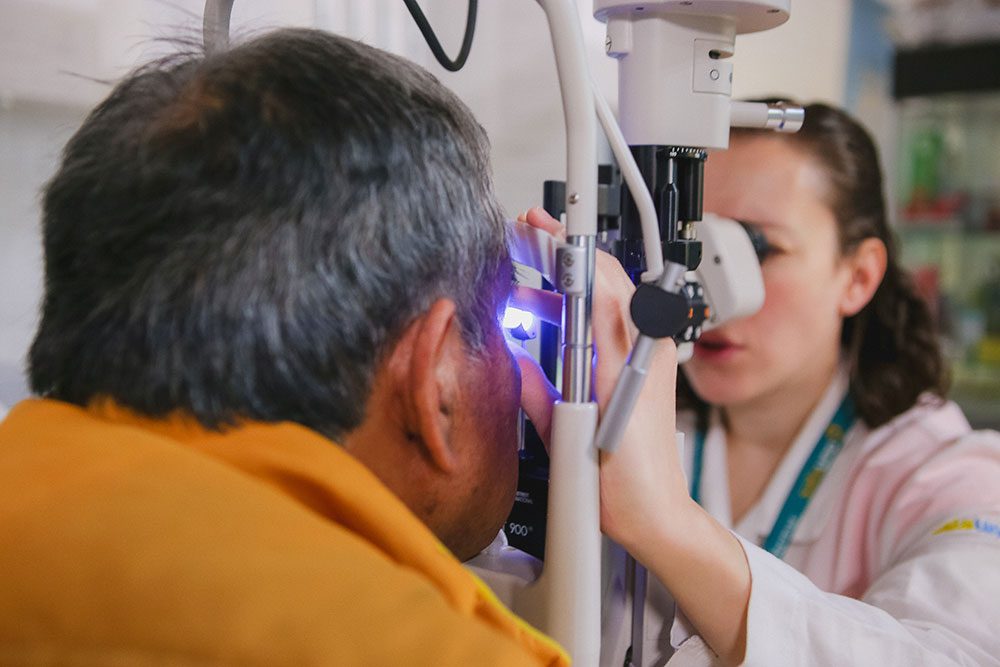 Médico oftalmóloga revisa vista de paciente con diabetes en salauno