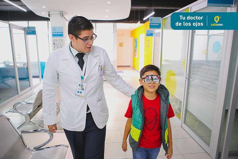 Oftalmólogo pediatra realiza examen de la vista a un niño en salauno