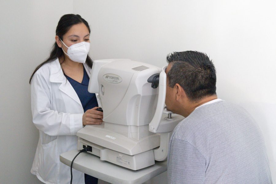Licenciado en Optometría de salauno realiza toma de presión ocular con tonómetro